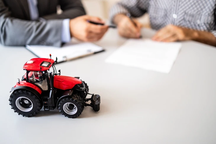 Concept d'assurance avec un bouton appuy&eacute; &agrave; la main