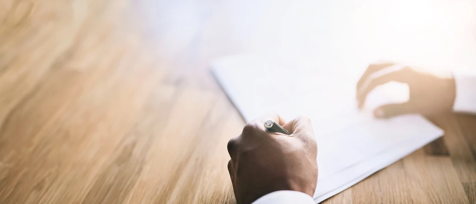 Mains, documents ou panneaux à table pour affaires, demande légale d'assurance-vie