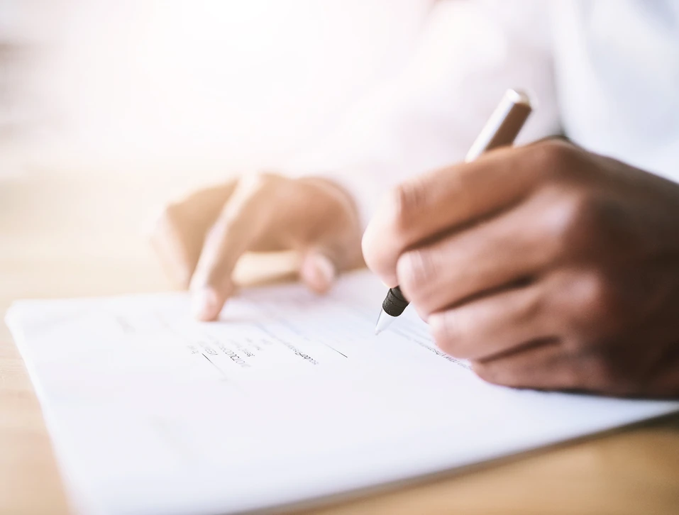 Couple de seniors souriants serrant la main d'un conseiller professionnel dans un bureau moderne