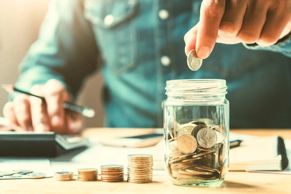 Avocat souriant, agent immobilier ou conseiller financier s'occupant de jeunes couples remerciant pour leurs conseils, courtier d'assurance ou employé de banque et clients millénaires serrent la main pour faire des affaires, investir ou contracter un prêt