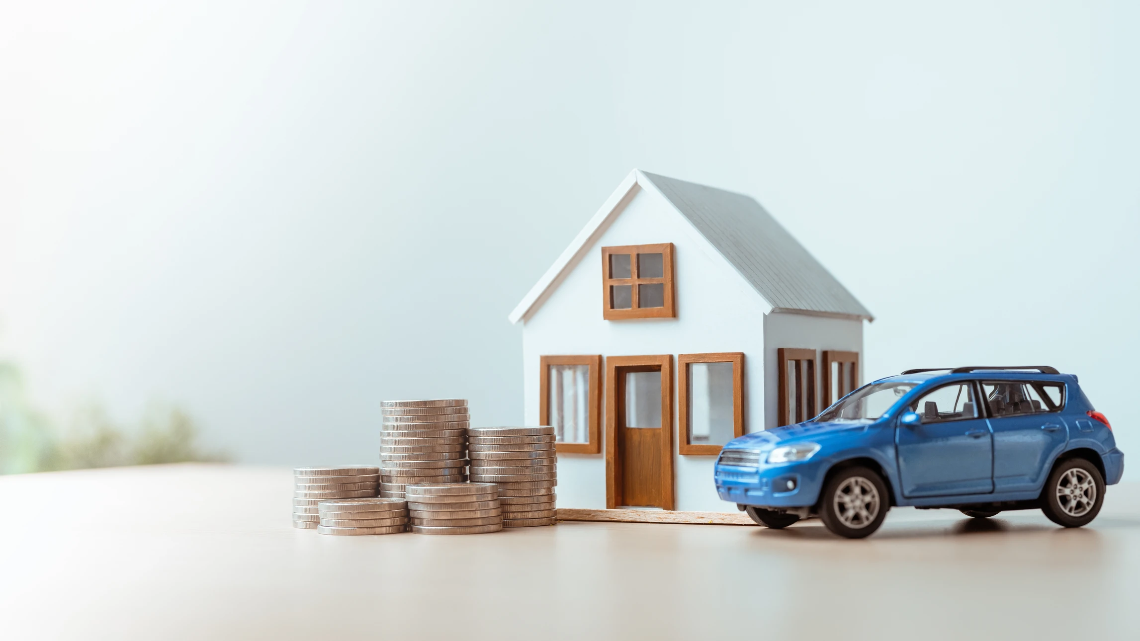 Parking extérieur avec rangée de véhicules blancs alignés, vue arrière des automobiles stationnées sur revêtement pavé