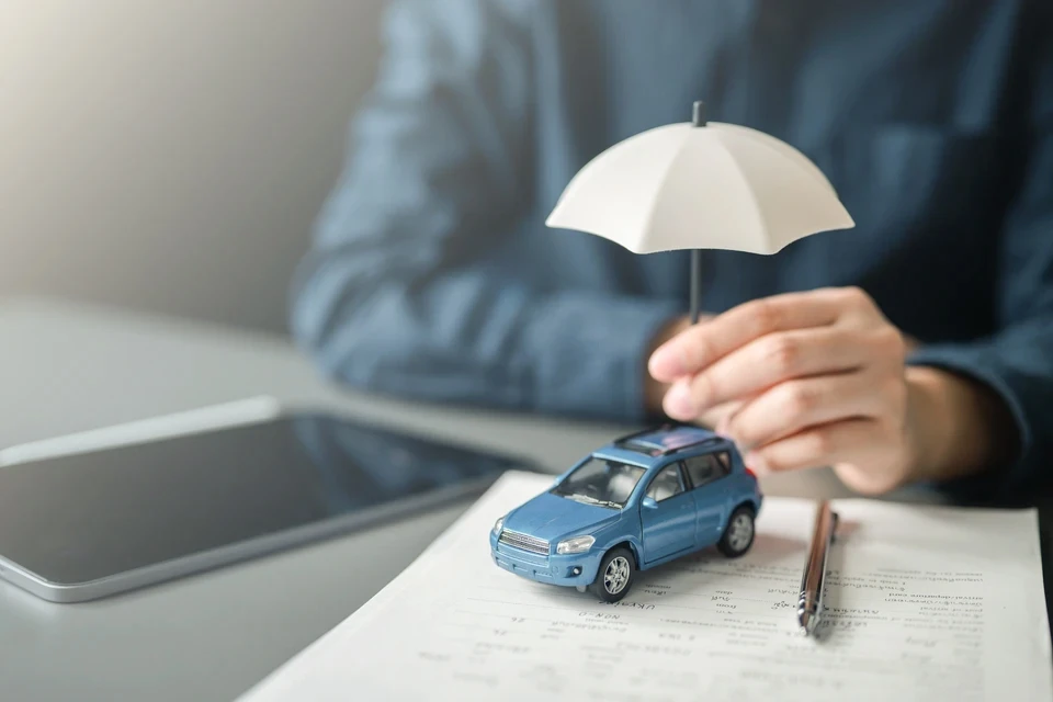 Tableau de bord automobile avec écran multimédia central affichant "24" et "LOW LEVEL", entouré d'aérateurs de ventilation