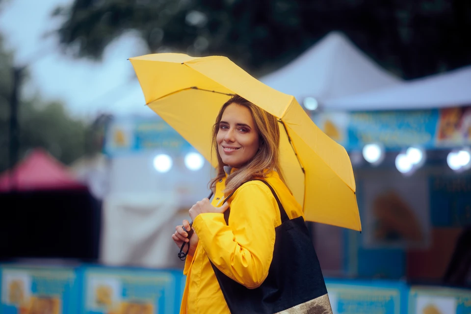 Homme d'affaires en costume sombre et cravate bleue protégeant de ses mains des icônes numériques illuminées en bleu représentant différents services d'assurance : avion, famille, santé, automobile, épargne