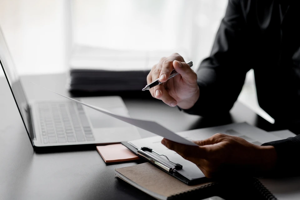 Deux professionnels en tenue d'affaires travaillent ensemble dans un bureau moderne